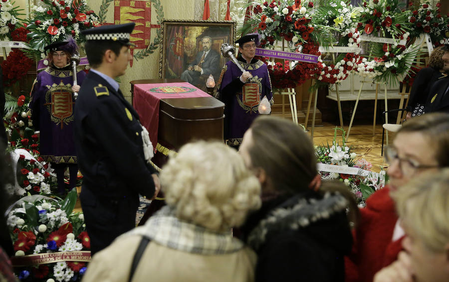 El Ayuntamiento de Valladolid acoge la capilla ardiente por el que fuera su alcalde entre 1979 y 1995