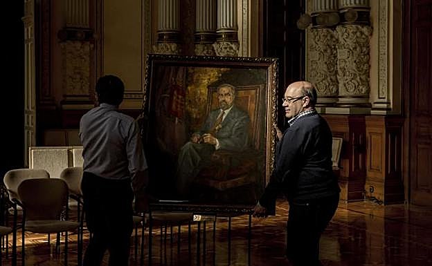 Preparativos de la capilla ardiente de Tomás Rodríguez Bolaños en el Ayuntamiento de Valladolid.