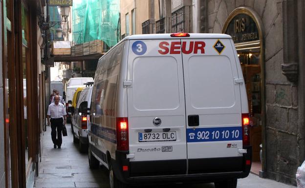 Tráfico de camionetas de reparto en la Calle Real de Segovia. 