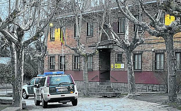 Vehículos de la Guardia Civil aparcados en el cuartel de El Espinar. 