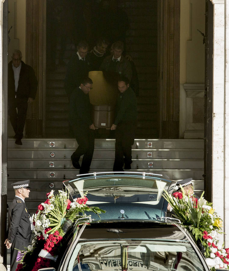 Fotos: Traslado del cuerpo de Tomás Rodríguez Bolaños de la capilla ardiente del Ayuntamiento de Valladolid al tanatorio