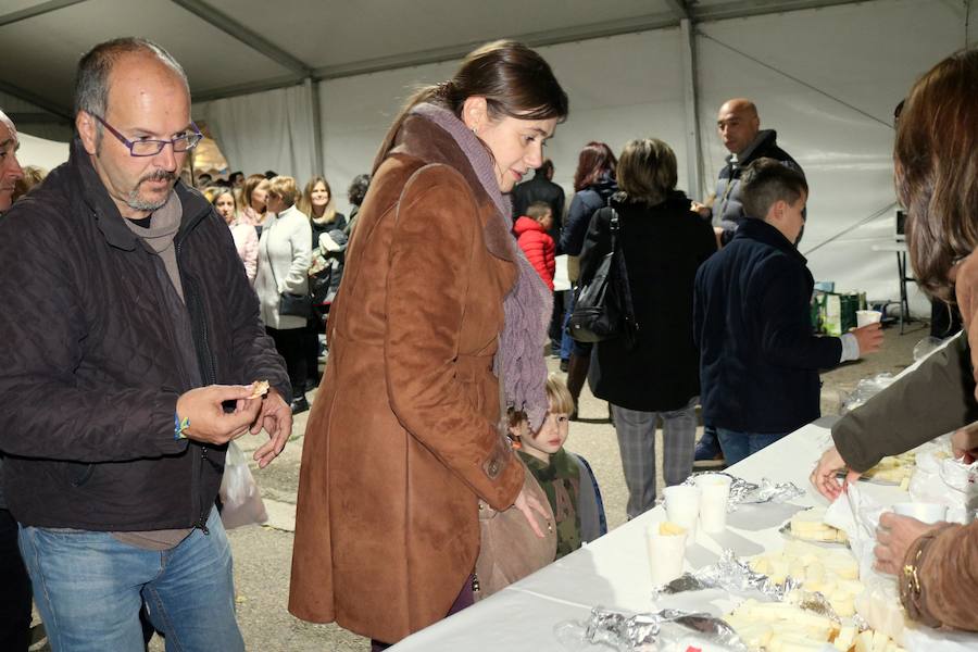 Fotos: Reparto de queso en Baltanás