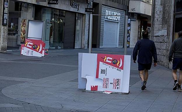 Carteles destrozados en la Calle Santiago. 