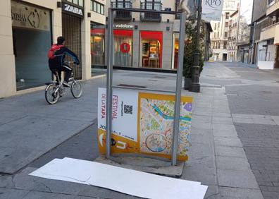 Imagen secundaria 1 - Carteles destrozados en la calle Santiago de Valladolid. 