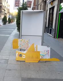 Imagen secundaria 2 - Carteles destrozados en la calle Santiago de Valladolid. 