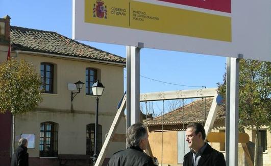 El alcalde de Villalán, Ignacio Sánchez, y el entonces subdelegado del Gobierno,Cecilio Vadillo, en 2009 con el primer cartel del Plan E colocado en la provincia.