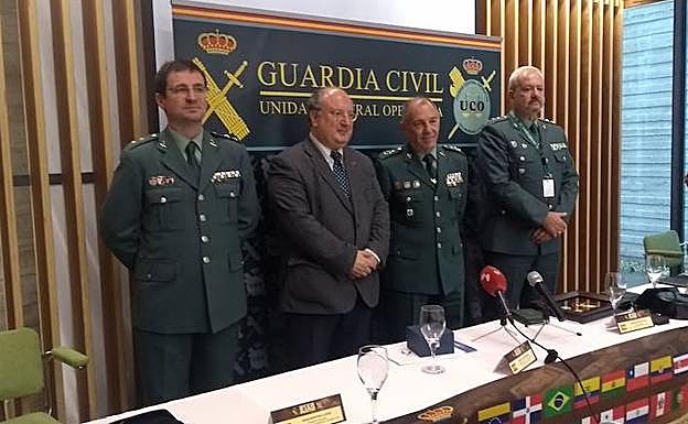 Representantes universitarios y de la Guardia Civil,durante el acto inaugural de esta mañana.