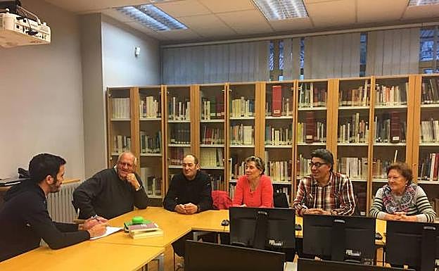 Una de las sesiones de lectura del programa TLO con miembros de la ONCE.