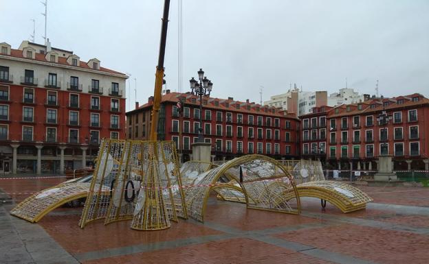 Descargadas en la Plaza Mayor las piezas que componen el 'Árbol de los Deseos', para su montaje.