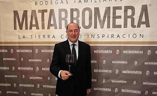 Carlos Moro posa con una copa de uno de sus vinos.