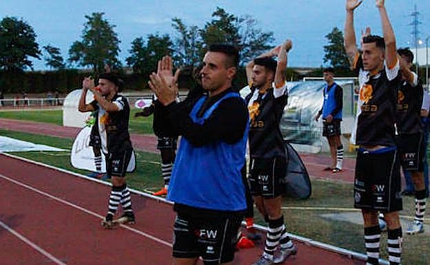 Piojo aplaude a la grada. 