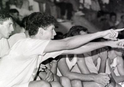 Imagen secundaria 1 - Arriba, Reyes, del Fórum, ante la defensa de la URSS en 1988. A la derecha, Paspalj lanza a canasta ante la oposición de Sokk. A la izquierda, Drazen Petrovic señala una acción desde el banquillo, con Kukoc a la izquierda. 