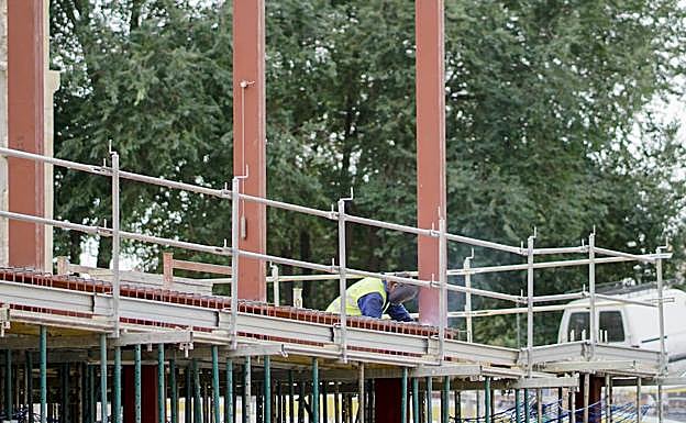 Un trabajador de la construcción en Salamanca. 