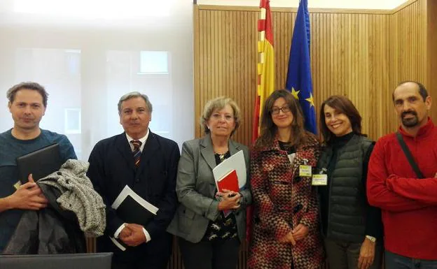 La presidenta de la CHD, Cristina Danés (centro), junto a representantes de la Plataforma Sí a las Fuentes del Cega.