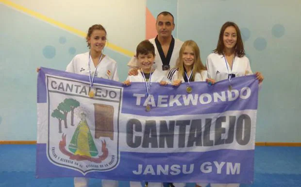 Los cuatro medalllistas del Janu Gym, con su maestro.