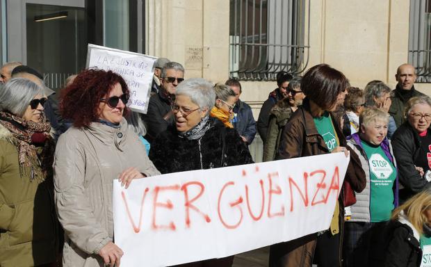 Imagen principal - Palencia protesta contra el fallo del Supremo sobre las hipotecas