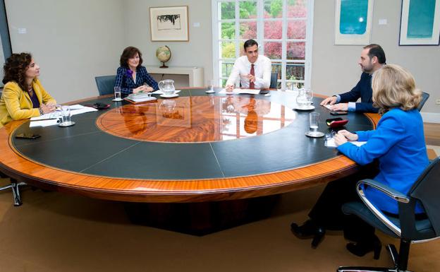 El presidente del Gobierno, Pedro Sánchez, se reúne en el Palacio de la Moncloa con su vicepresidenta, Carmen Calvo, y con los ministros Nadia Calviño, María Jesus Montero y José Luis Ábalos.