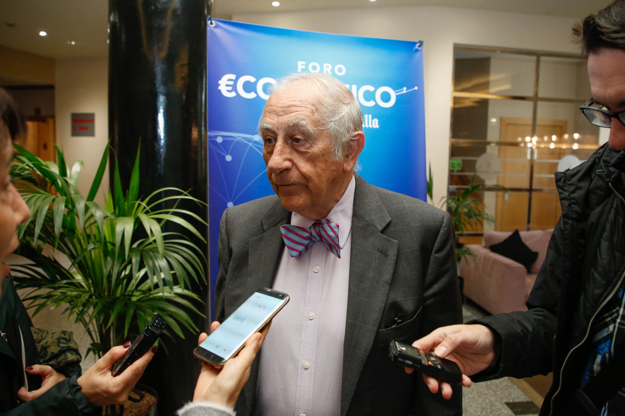 El diplomático español repasa la situación nacional e internacional y opina que Pedro Sánchez convocará elecciones «cuando las encuestas sean favorables»