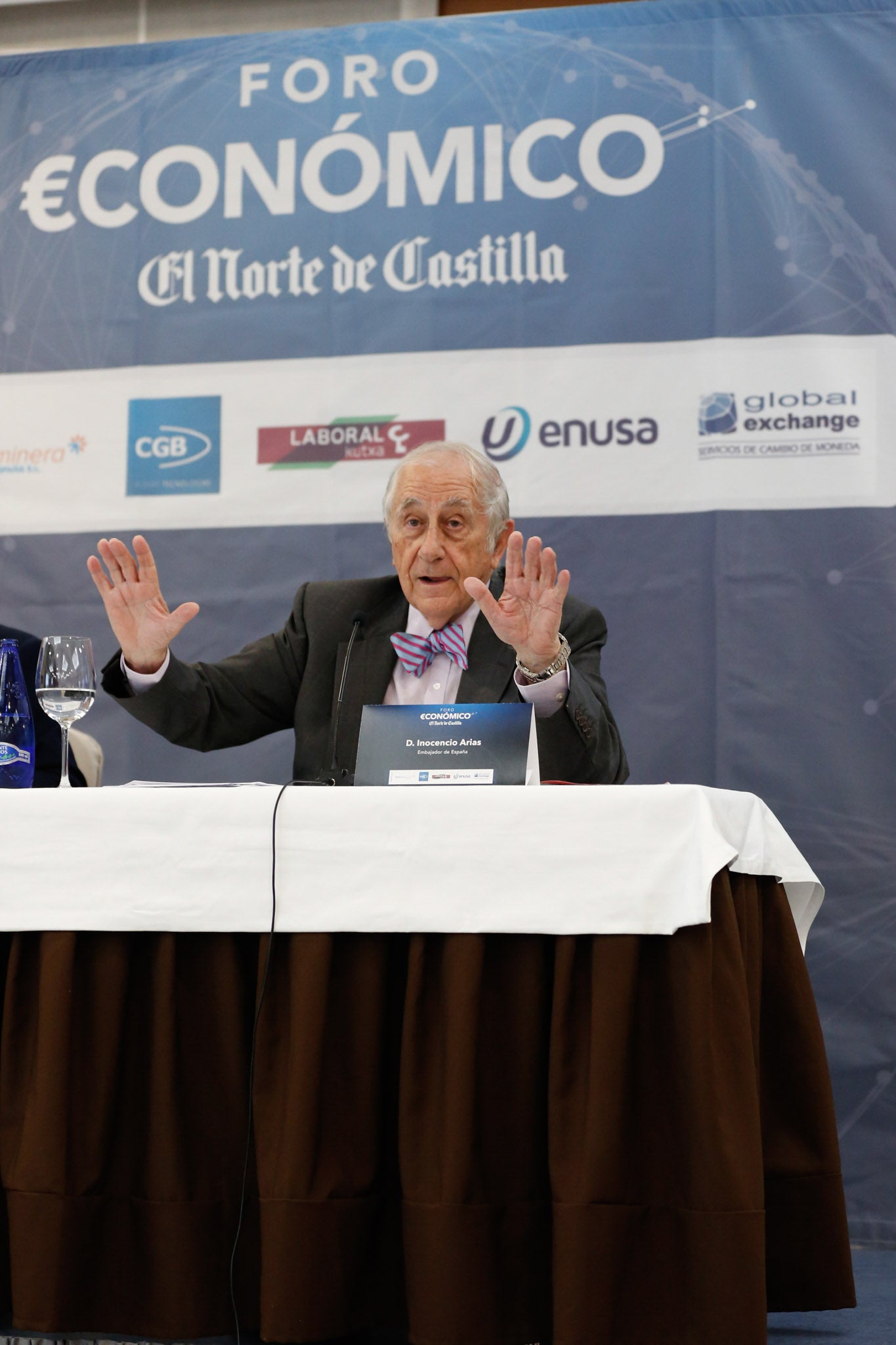 El diplomático español repasa la situación nacional e internacional y opina que Pedro Sánchez convocará elecciones «cuando las encuestas sean favorables»