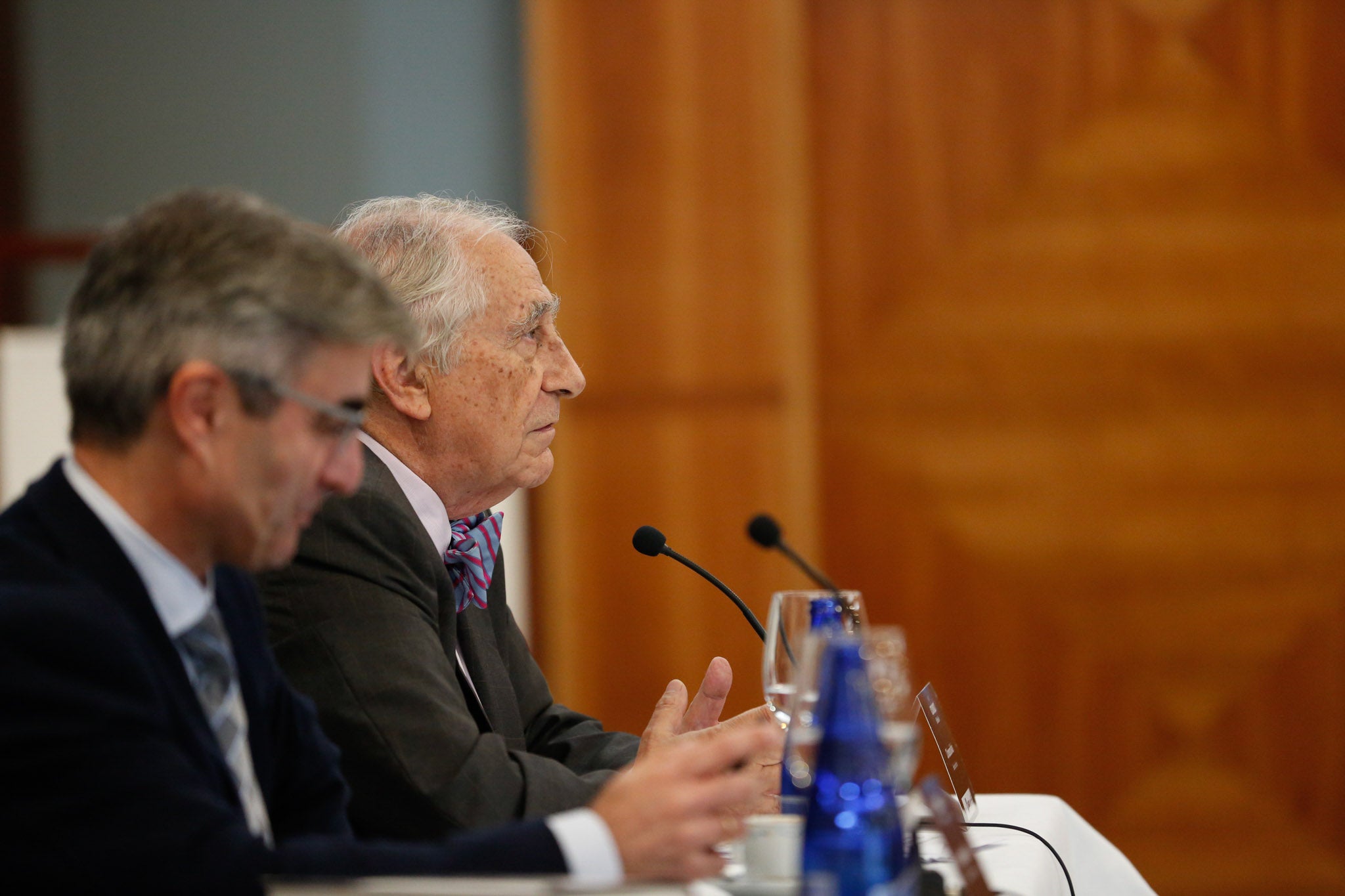 El diplomático español repasa la situación nacional e internacional y opina que Pedro Sánchez convocará elecciones «cuando las encuestas sean favorables»