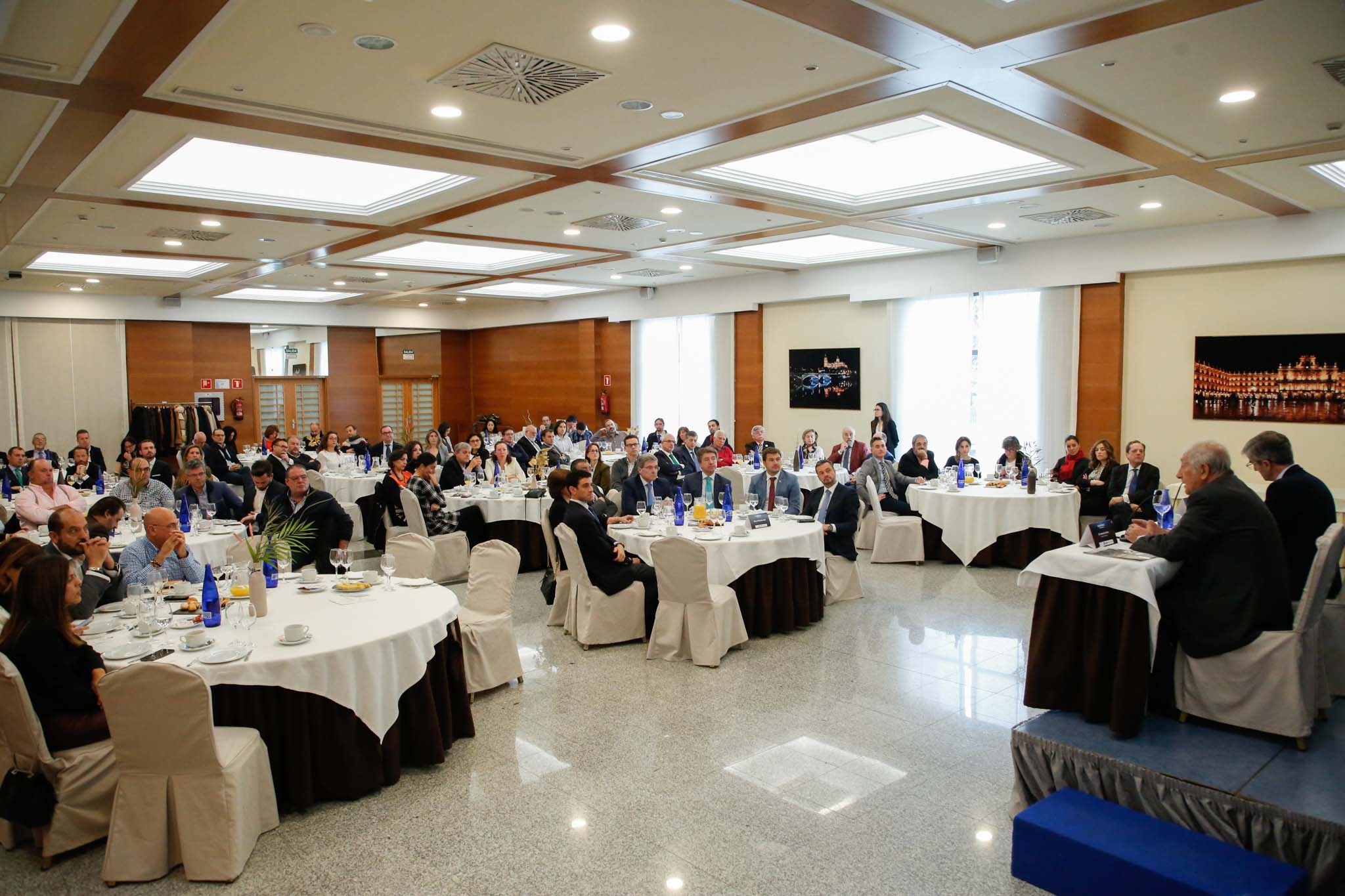 El diplomático español repasa la situación nacional e internacional y opina que Pedro Sánchez convocará elecciones «cuando las encuestas sean favorables»