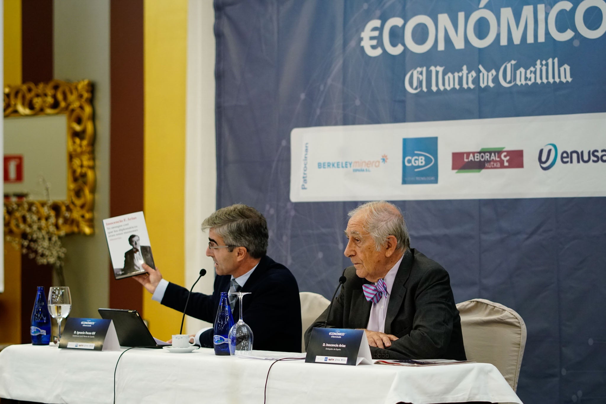 El diplomático español repasa la situación nacional e internacional y opina que Pedro Sánchez convocará elecciones «cuando las encuestas sean favorables»