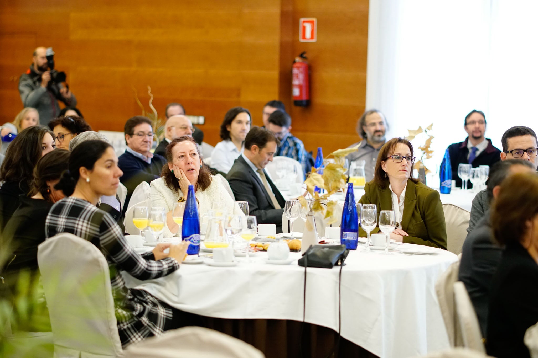 El diplomático español repasa la situación nacional e internacional y opina que Pedro Sánchez convocará elecciones «cuando las encuestas sean favorables»