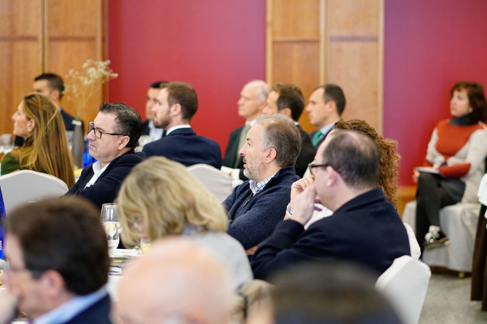 El diplomático español repasa la situación nacional e internacional y opina que Pedro Sánchez convocará elecciones «cuando las encuestas sean favorables»