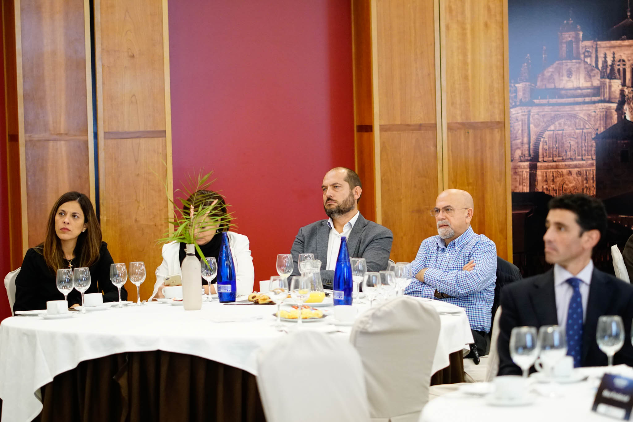 El diplomático español repasa la situación nacional e internacional y opina que Pedro Sánchez convocará elecciones «cuando las encuestas sean favorables»