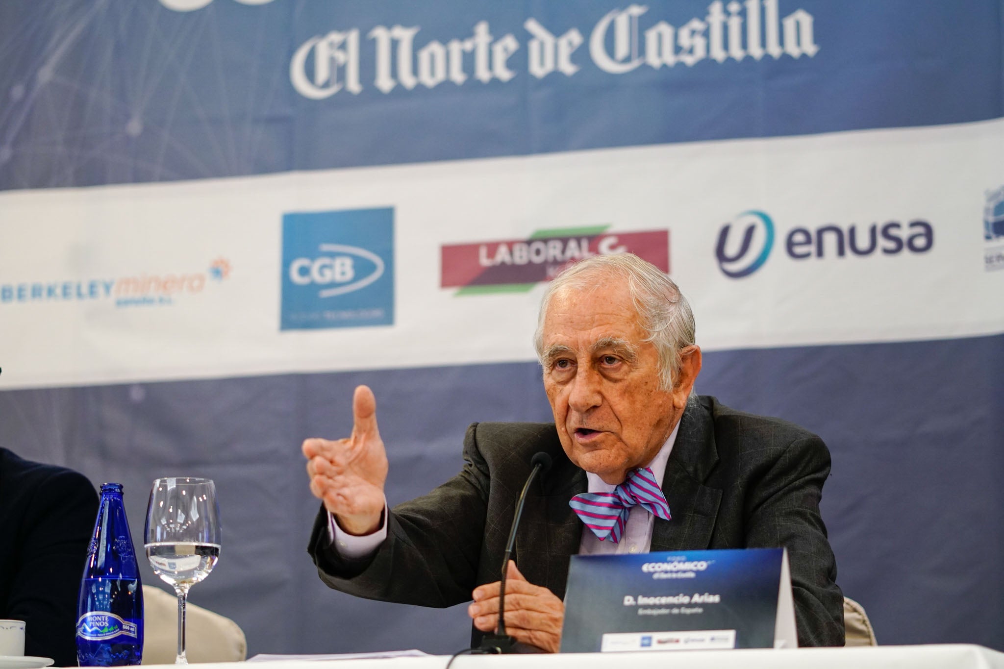 El diplomático español repasa la situación nacional e internacional y opina que Pedro Sánchez convocará elecciones «cuando las encuestas sean favorables»