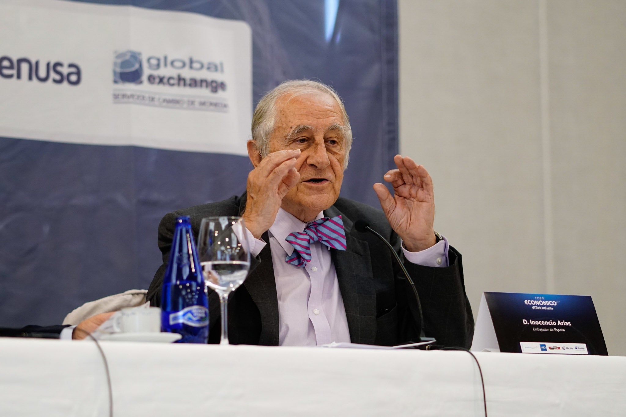 El diplomático español repasa la situación nacional e internacional y opina que Pedro Sánchez convocará elecciones «cuando las encuestas sean favorables»