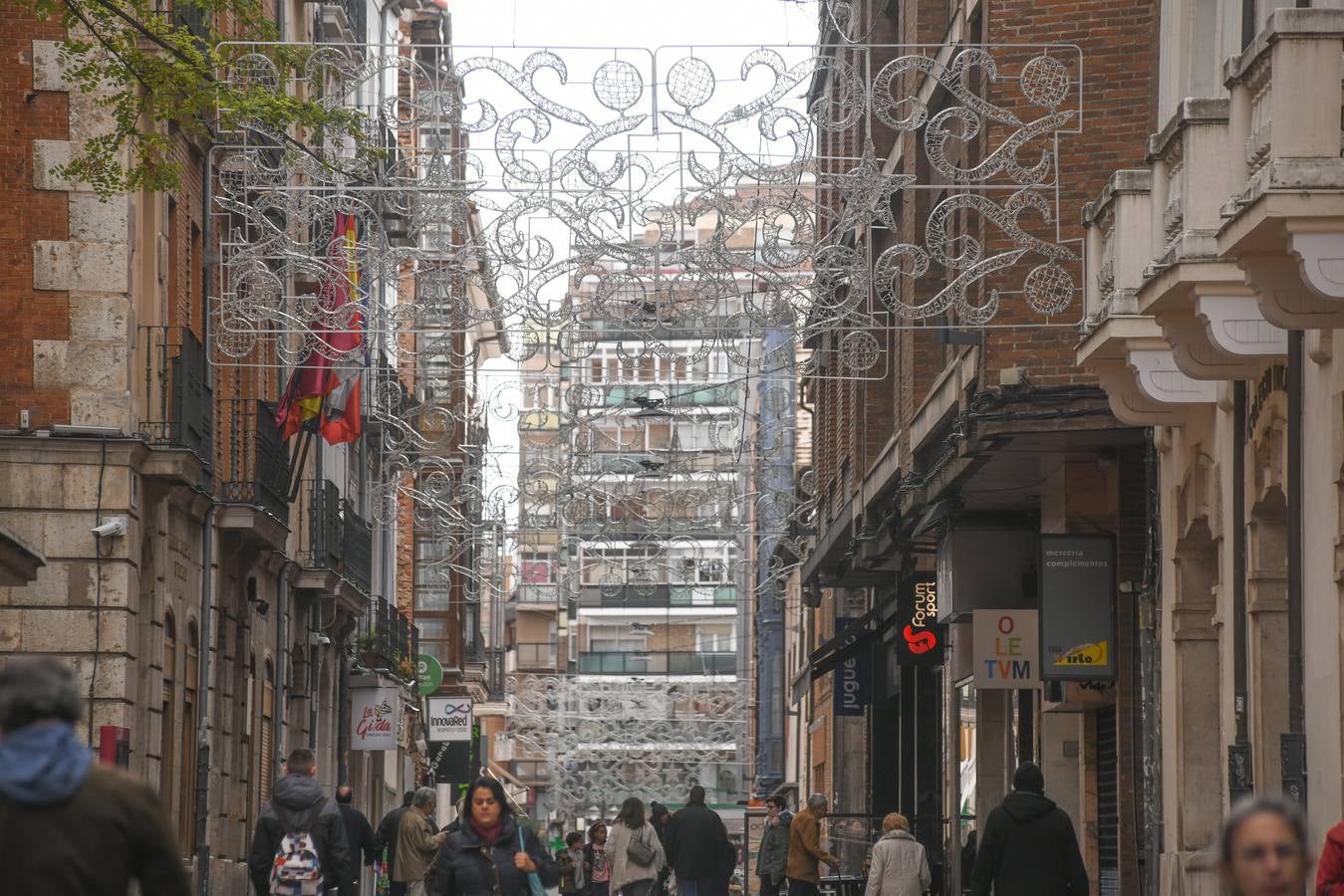 Fotos: Comienza la instalación de las luces de Navidad en Valladolid