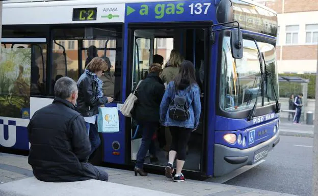 Un grupo de pasajeros sube a un autobús de la línea C2. 