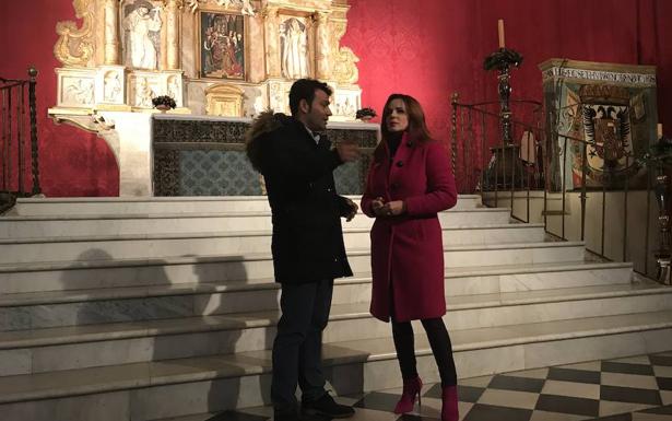 Silvia Clemente con el alcalde de Tordesillas durante la visita al monasterio.