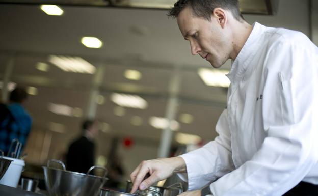 Imagen principal - Arriba, el cocinero José Luis Santos. Abajo, el sumiller Marcelino Calvo. 