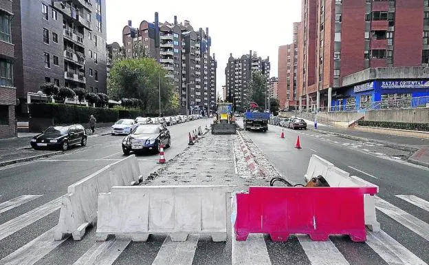 Obras de ampliación de la mediana en la calle Adolfo Miaja de la Muela.