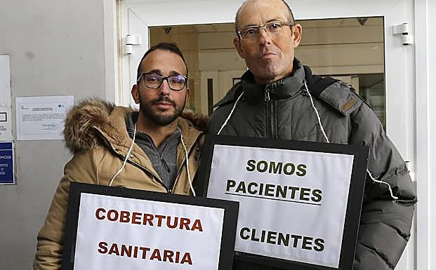 Dos enfermos de riñón, en la protesta a la puerta del hospital. 