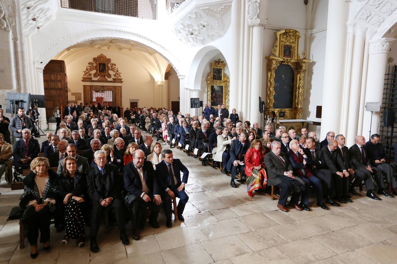 La iglesia del Monasterio de Santa Clara de Tordesillas ha sido el lugar elegido para el homenaje a los más de 470 procuradores que desde mayo de 1983 han trabajado en el hemiciclo regional