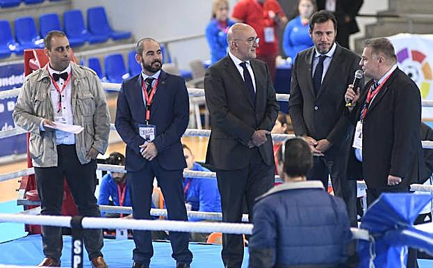 El alcalde Óscar Puente,y el presidente de la Diputación, Jesús Julio Carnero, en el ring, durante la ceremonia de inauguración del Campeonato de la Unión Europea de Boxeo. 