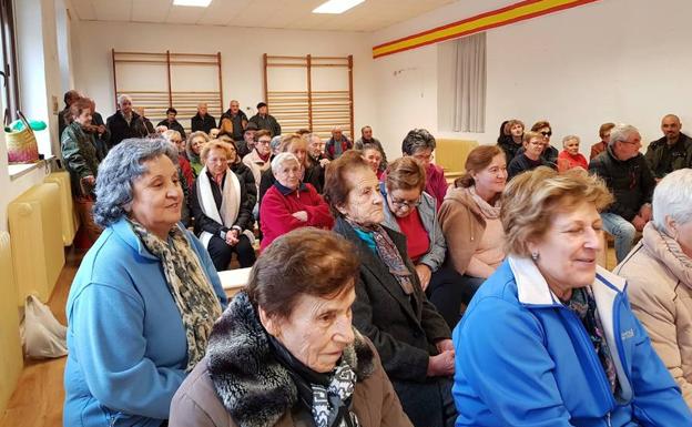 Vecinos asistentes al pleno extraordinario que se celebró el pasado lunes en El Cerro. 