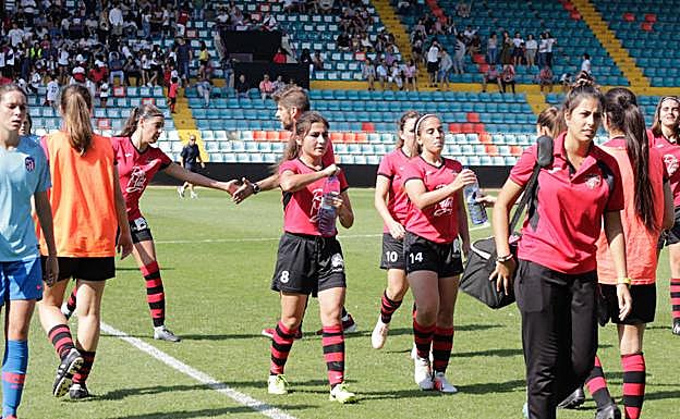 Jugadoras del Salamanca FF se retiran a los vestuarios tras el partido disputado en el Helmántico ante el Atlético de Madrid. 