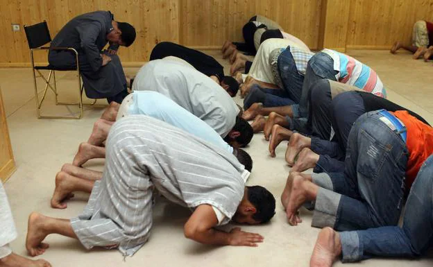 Musulmanes en un rezo en una mezquita de Valladolid. 