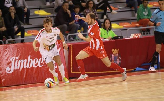 Álvaro López controla el balón ante la defensa de Fernández. 