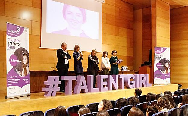 Autoridades universitarias y administrativas en el evento de ayer. 