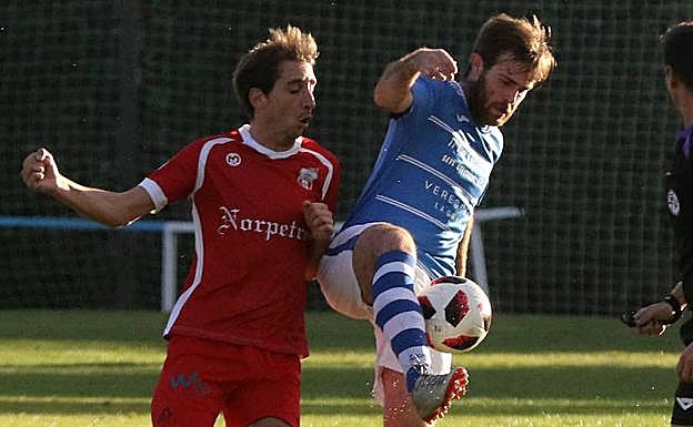 Alfonso Berrocal pelea el balón ante el Briviesca en El Hospital. 