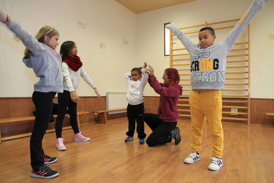 Los cuatro alumnos del colegio de Pedraza, durante clase de Educación Física.