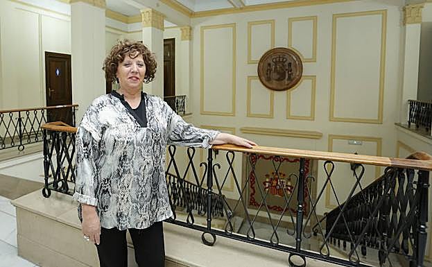 Encarnación Pérez posa en las dependencias de la Subdelegación del Gobierno. 