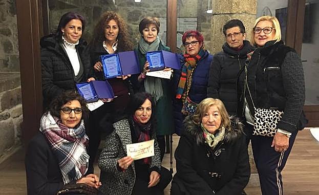 Las premiadas y varias integrantes de la AECC local. 