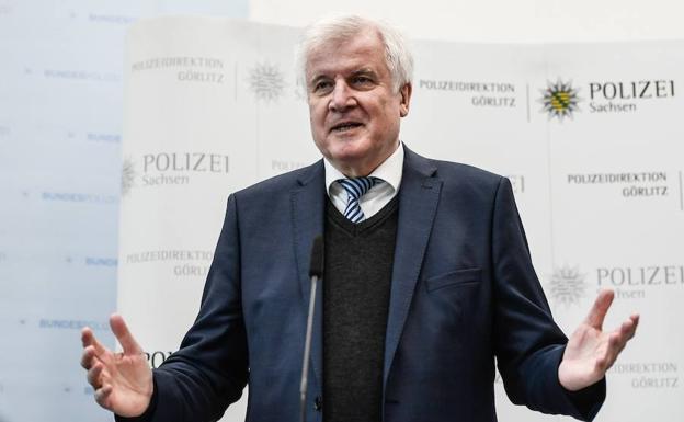 Seehofer renuncia a seguir en la presidencia de la CSU de Baviera