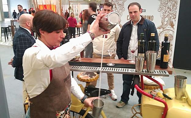 Una barista prepara un cóctel esta mañana en el Fibar. 
